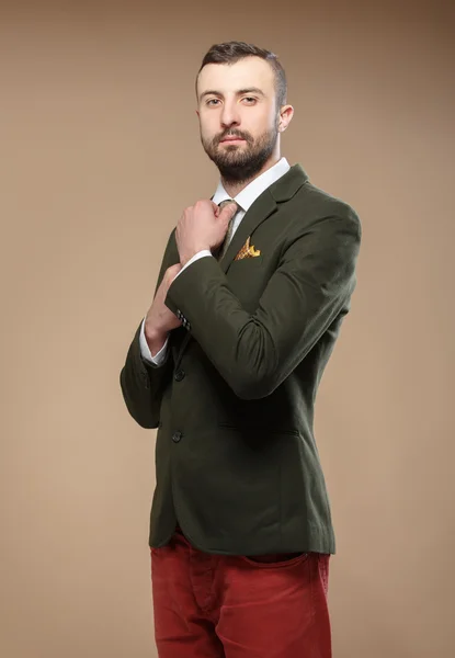 Jonge man in een groen pak en stropdas — Stockfoto