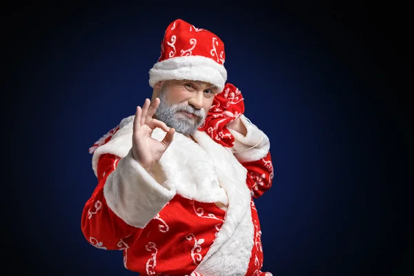 Babbo Natale mostra OK segno su uno sfondo scuro — Foto Stock