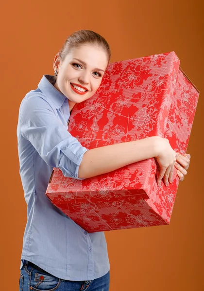 Ragazza con una scatola regalo — Foto Stock