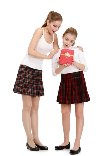 Hermanas con caja de regalo — Foto de Stock