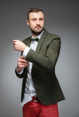 zarif yeşil giymiş yakışıklı şık bir adam portresi.
