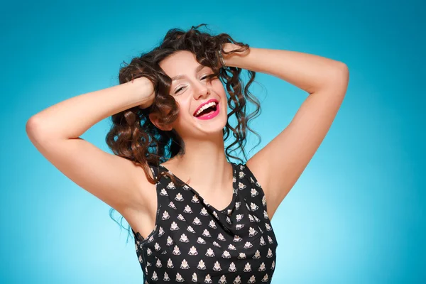 Retrato de uma menina feliz. Conceito de felicidade serena . — Fotografia de Stock