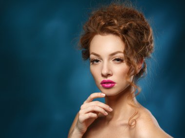 Güzellik moda model kız uzun kirpik kıvırcık kırmızı saçlı. b