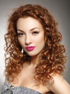 Kızıl saçlı kız makyaj ve saç modeli ile.