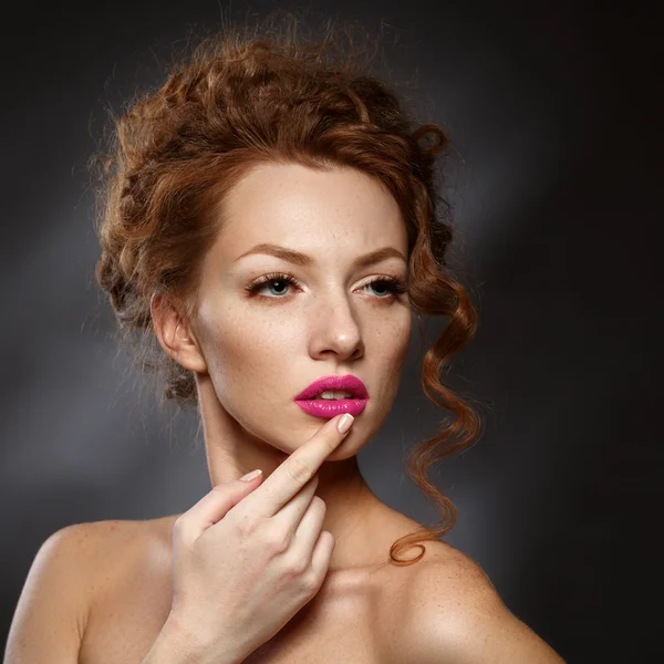 Schoonheid fashion model meisje met krullend rood haar, lange wimpers. b — Stockfoto