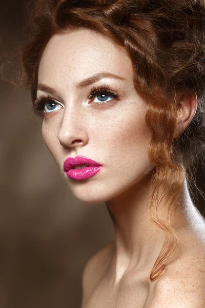 Szépség divat modell lány göndör, vörös haj, hosszú szempillák. b — Stock Fotó