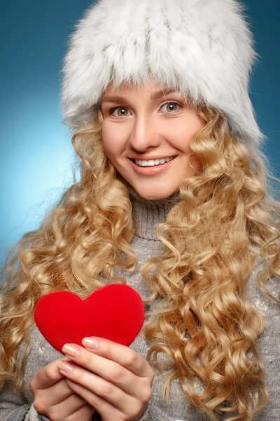 Chica en ropa de invierno dando corazón . —  Fotos de Stock
