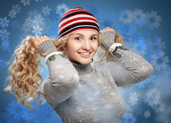 Menina feliz com cachos dourados cabelo brincando com fundo nevado . — Fotografia de Stock