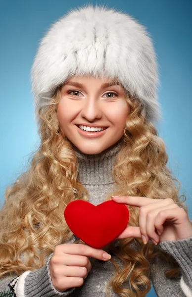 Menina em roupas de inverno dando coração . — Fotografia de Stock