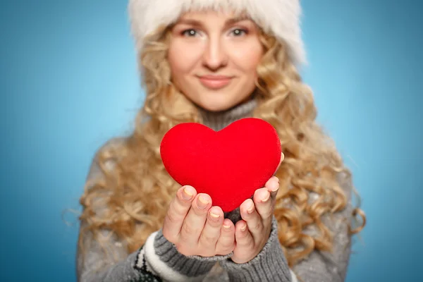 Girl in winter clothes giving heart. — Stock Photo, Image