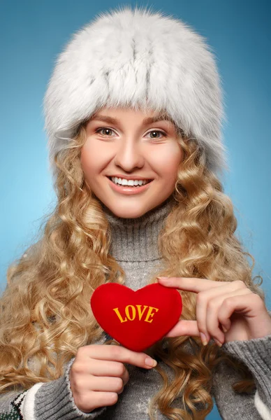 Girl in winter clothes giving heart. — Stock Photo, Image