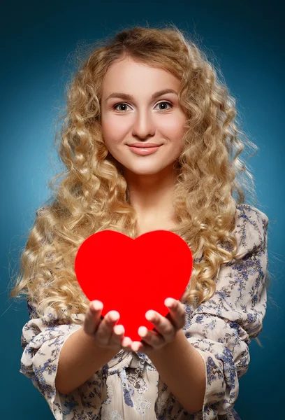 Chica con corazón rojo . — Foto de Stock