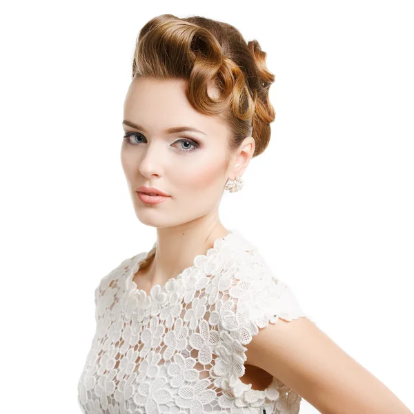 Elegante donna con capelli su sfondo bianco — Foto Stock