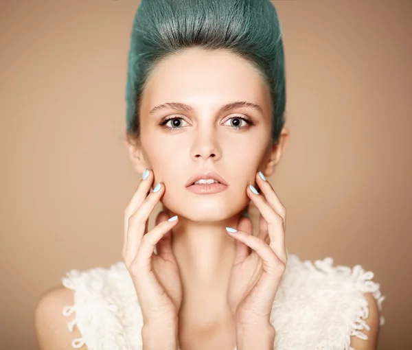 Retrato de arte da moda da menina bonita com cabelo azul — Fotografia de Stock