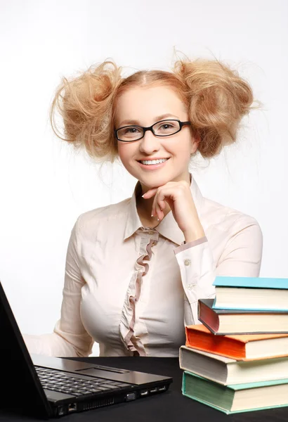 Vacker tjej med glasögon som arbetar på dator — Stockfoto