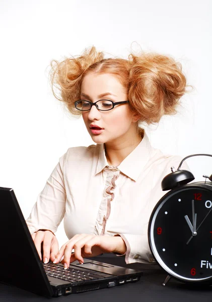 Mooi meisje met glazen werken op de computer — Stockfoto