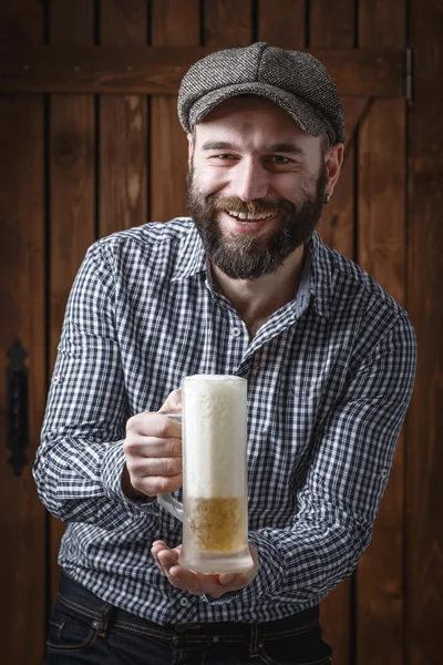 Un homme heureux buvant de la bière dans la tasse — Photo