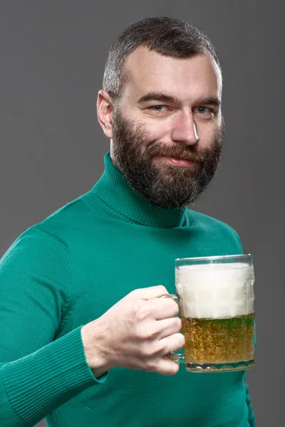 Hombre feliz bebiendo cerveza de la taza —  Fotos de Stock