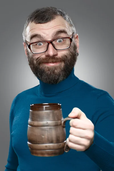 Homem feliz bebendo cerveja da caneca — Fotografia de Stock