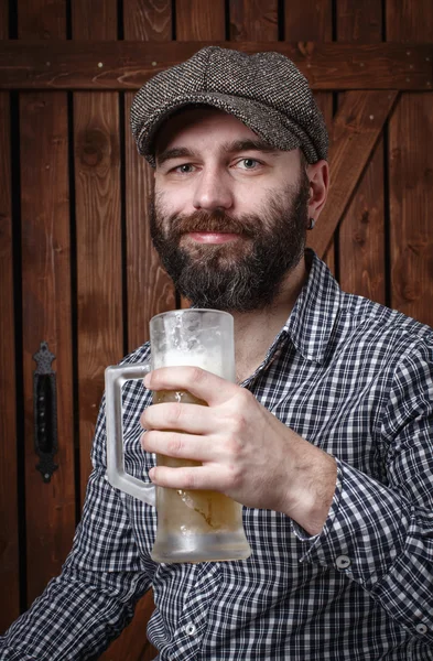 Man met bier — Stockfoto