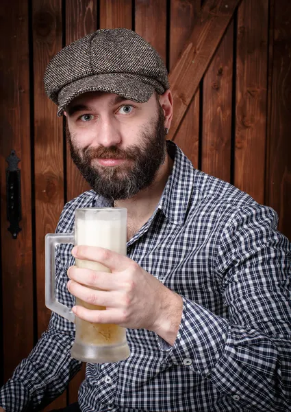 Człowiek z piwem — Zdjęcie stockowe