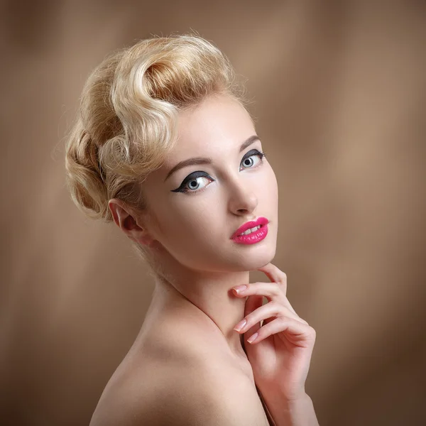 Schönheitsporträt mit Make-up und Frisur. schöne Frau touc — Stockfoto