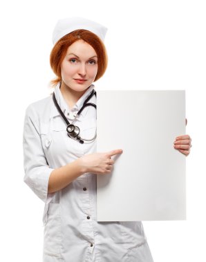 kadın doktor ile boş bir beyaz tahta.