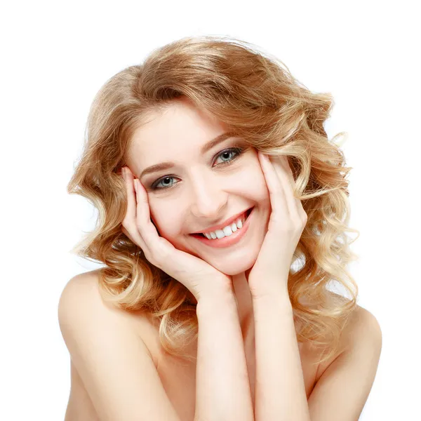 Hermosa joven modelo sonriendo sobre un fondo blanco . — Foto de Stock