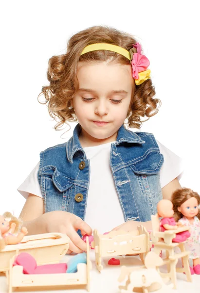 Niña jugando con muñecas . — Foto de Stock