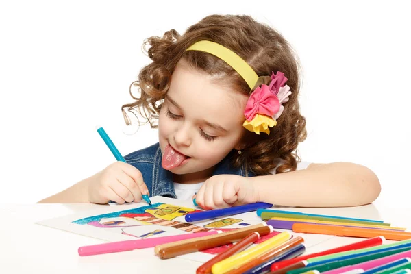 Fröhliches kleines Mädchen mit Filzstiftzeichnung im Kindergarten — Stockfoto