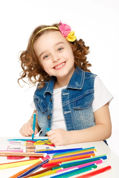 Veselá holčička s fixu kreslení v mateřské školce — Stock fotografie