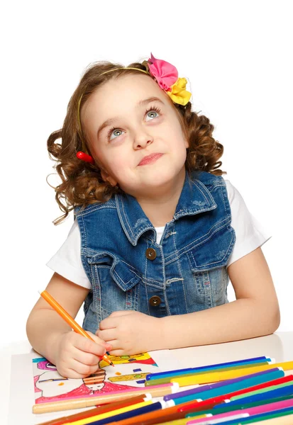 Fröhliches kleines Mädchen mit Filzstiftzeichnung im Kindergarten — Stockfoto