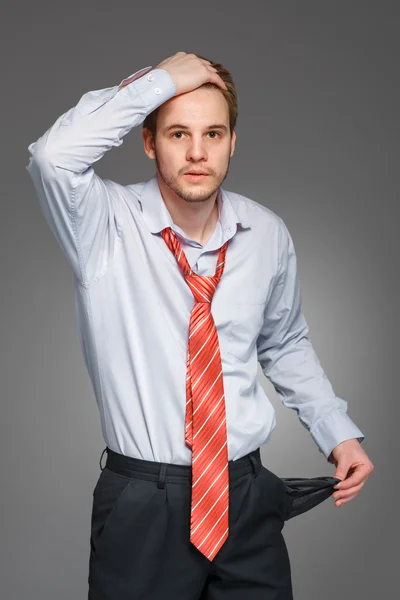 Hombre de negocios mostrando su bolsillo vacío, girando su bolsillo dentro — Foto de Stock