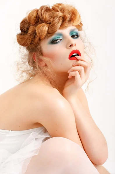 Retrato de una hermosa chica con maquillaje de moda - labios rojos, orzuelo — Foto de Stock