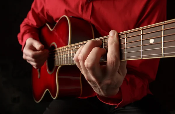 Guitarist playing an acoustic guitar — Stock Photo, Image