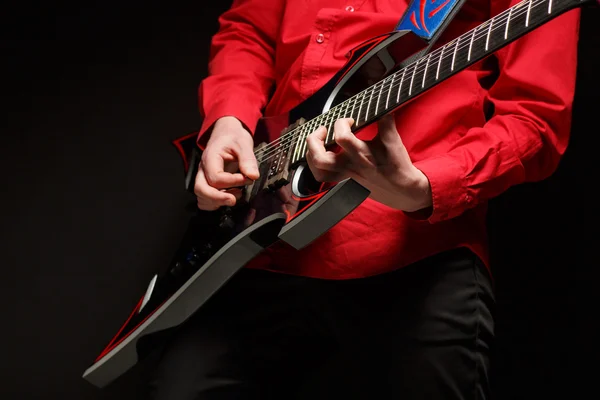 Guitarrista de rock toca guitarra solo — Fotografia de Stock