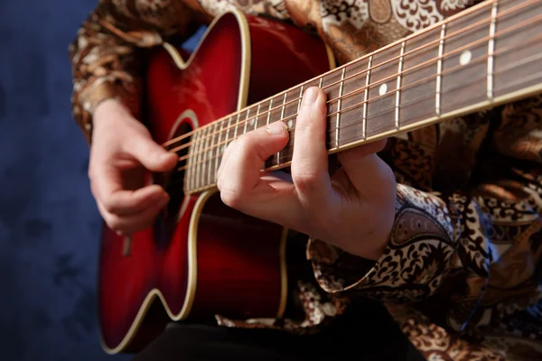 Guitarrista tocando guitarra acústica — Fotografia de Stock