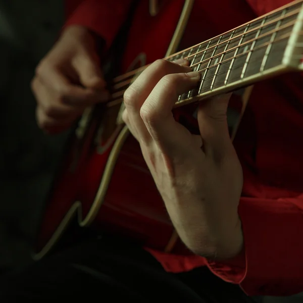 Guitarrista tocando una guitarra acústica — Foto de Stock