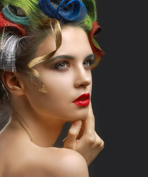 Retrato de moda. Hermosa mujer con el pelo de color —  Fotos de Stock