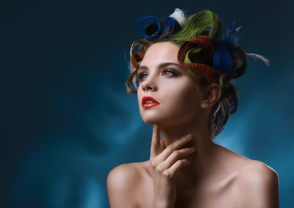 Retrato de moda de um belo modelo com penteado extravagante — Fotografia de Stock