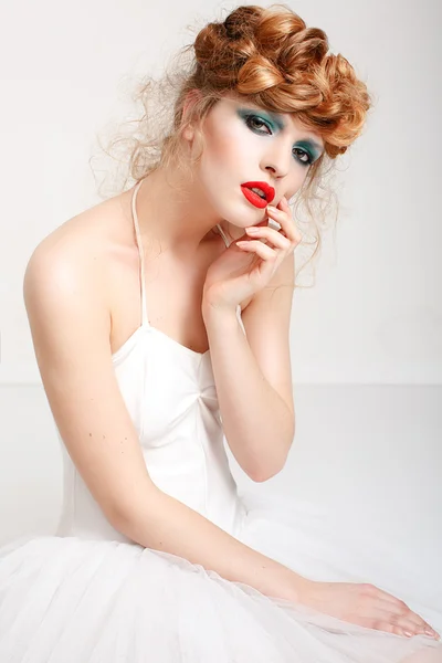 Portret van een mooi meisje met mode make-up - rode lippen, stal — Stockfoto