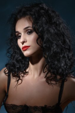 cinsel kız portresi. uzun siyah saçları bukle