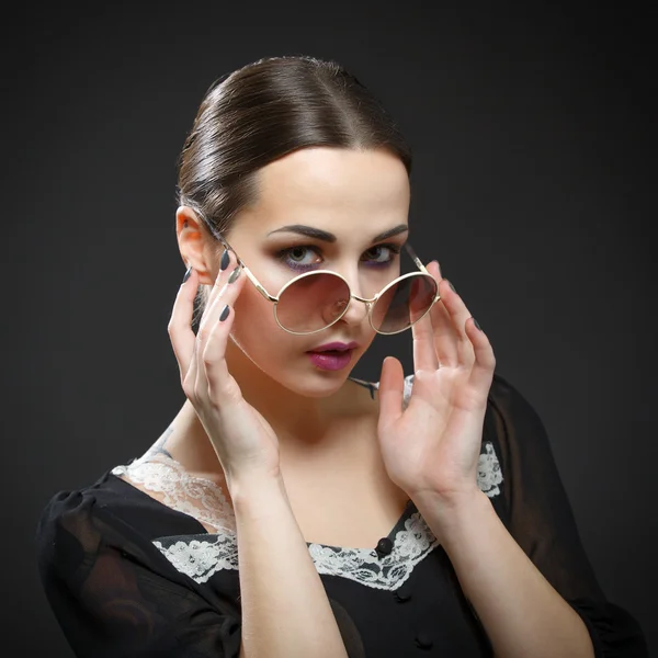 Красивая девушка снимает очки — стоковое фото