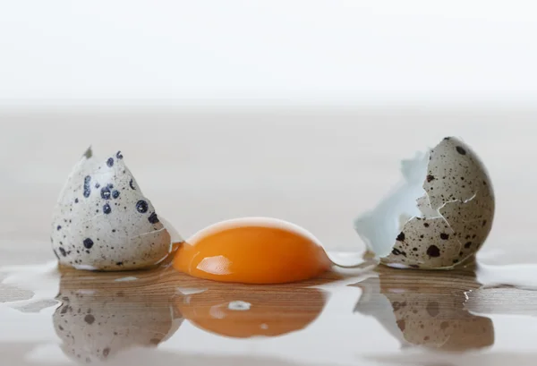 Œuf de caille cassé sur la table — Photo