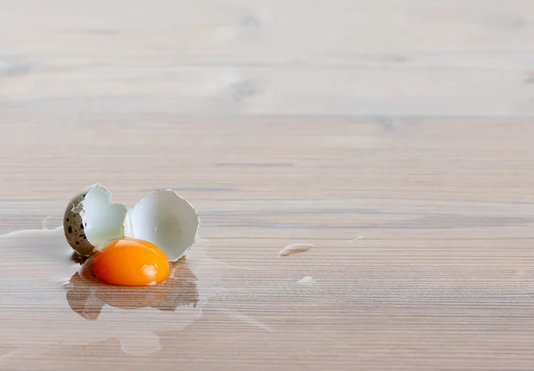 Перепелиное яйцо разбито на столе — стоковое фото
