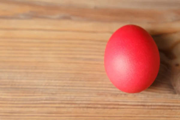 Красное пасхальное яйцо на деревянном столе — стоковое фото