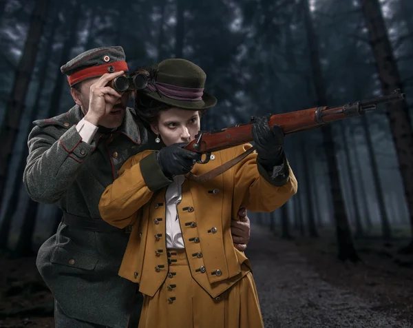 Ein deutscher Soldat mit der Dame auf der Jagd im Wald — Stockfoto