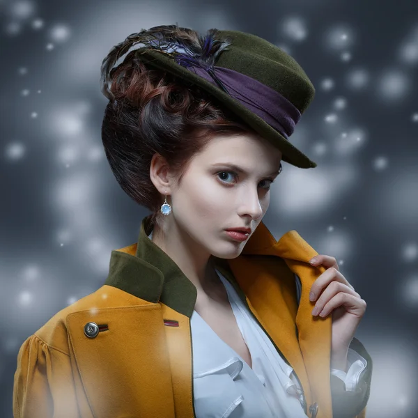 Портрет элегантной девушки в шляпе с пером — стоковое фото