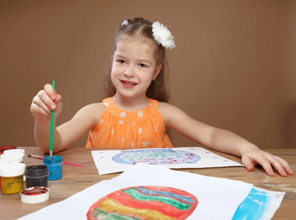 Little girl draws paints in kindergarten — Stock Photo, Image