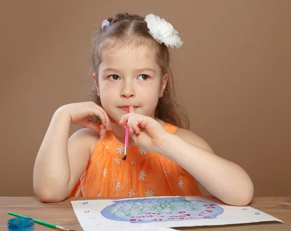 小さな女の子は幼稚園で塗料を描画します — ストック写真